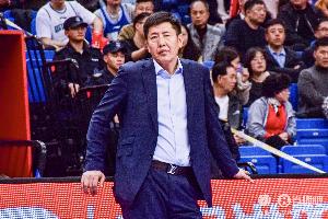 直播吧:丁伟由顾问转正为主教练 新合同8月生效&每年有战绩指标