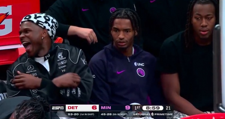 开云体育-哈哈哈怪好玩！爱德华兹替补席拍腿大笑 道苏姆&amp;菲利普斯两脸无感