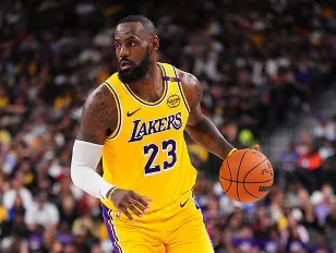 开云APP-詹姆斯出战17分钟，投篮15中6得到18分4篮板6助攻3抢断